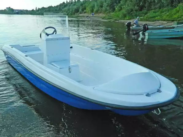 Стеклопластиковая лодка Пингвин с консолью (тримаран) в Первоуральске