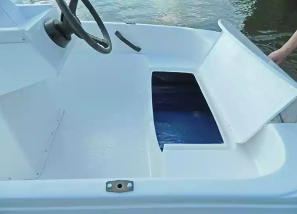 Стеклопластиковая лодка Пингвин с консолью (тримаран) в Первоуральске