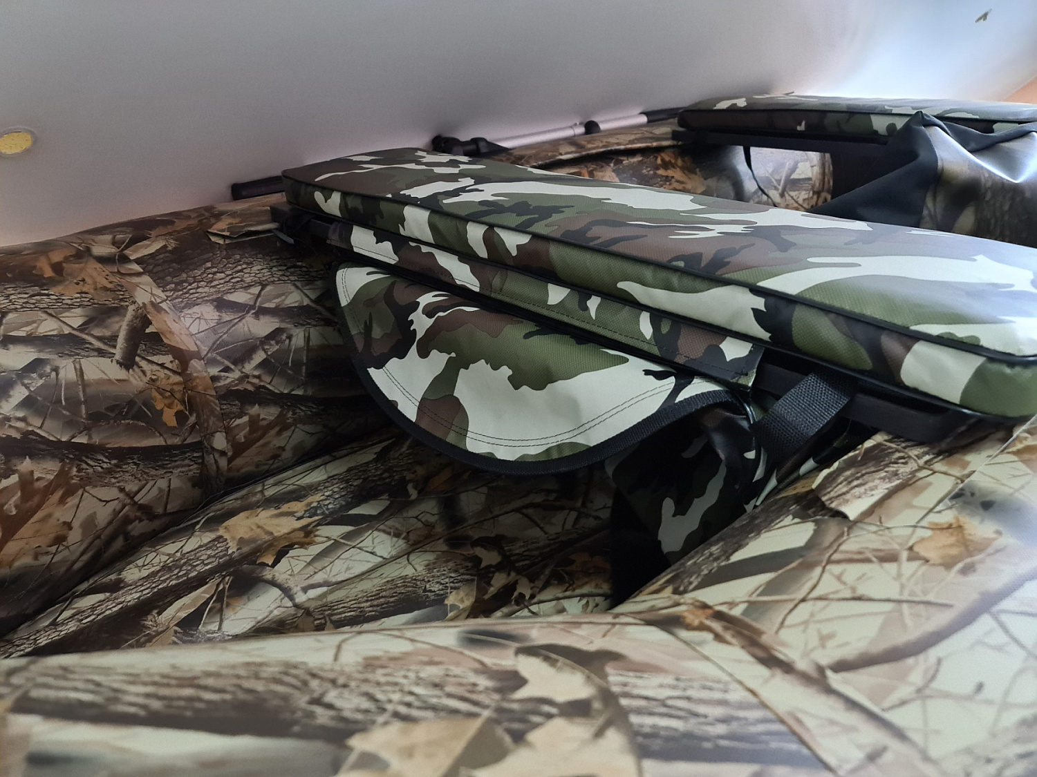 КОМПЛЕКТ МЯГКИХ НАКЛАДОК С СУМКОЙ ДЛЯ ЛОДОК 105Х20 КАМУФЛЯЖ в Первоуральске